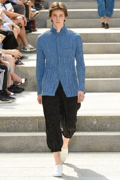 Look 24